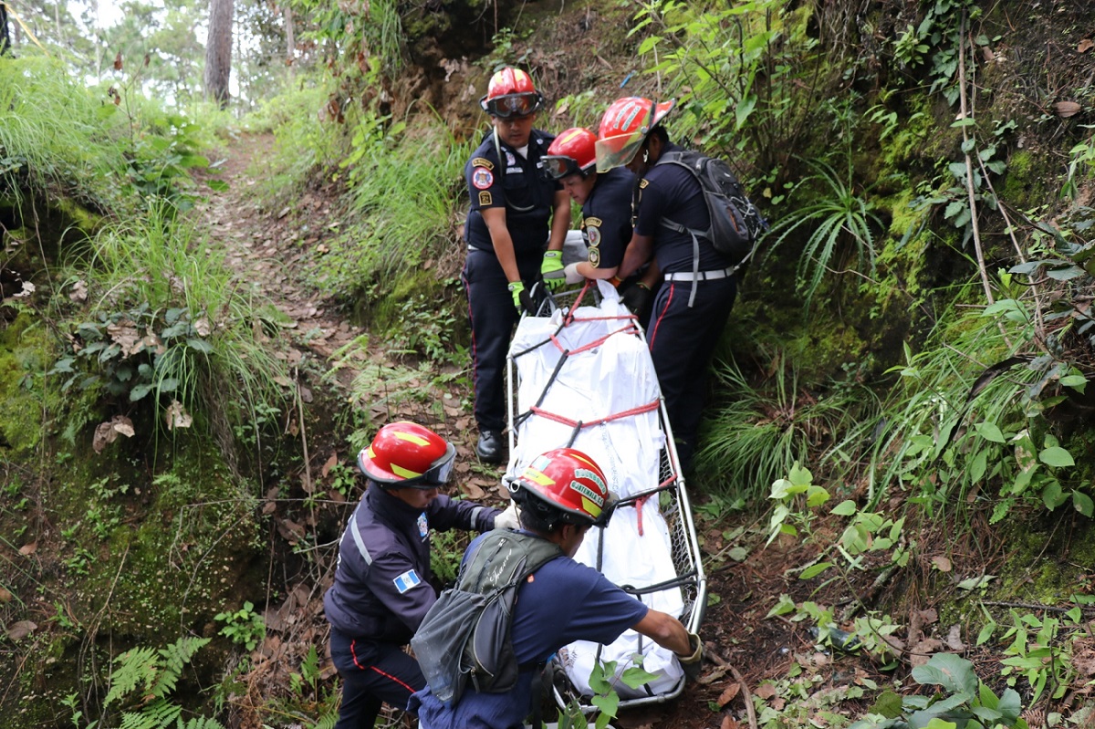 Bomberos retiran el cadáver de un hombre encontrado en barranco de Quiché. (Foto Prensa Libre: Héctor Cordero)