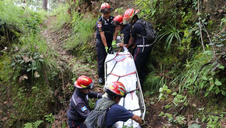 Bomberos retiran el cadáver de un hombre encontrado en barranco de Quiché. (Foto Prensa Libre: Héctor Cordero)