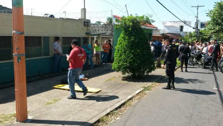 Cadáver de Lendy Mishell Monterroso es resguardado por las fuerzas de seguridad en la zona 3 de la cabecera de Escuintla. (Foto Prensa Libre: Carlos Enrique Paredes)
