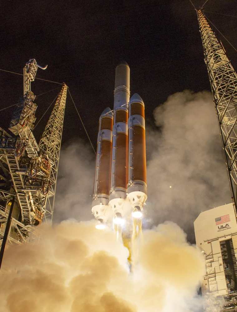 Una fotografía de la NASA muestra que el cohete United Delta Alliance Delta IV lanza la sonda solar Parker de la NASA para tocar el Sol. (EFE)