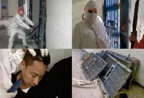 Reclusos toman fotografías con teléfonos celulares que muestran  destrozos al penal, armas y amenazas a uno de los guardias que fueron  tomados de rehenes.