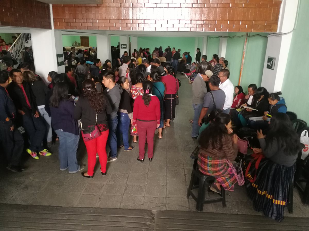 Cientos de maestros mantienen tomada la Dirección Departamental de Educación de Quetzaltenango. (Foto Prensa Libre: Fred Rivera)