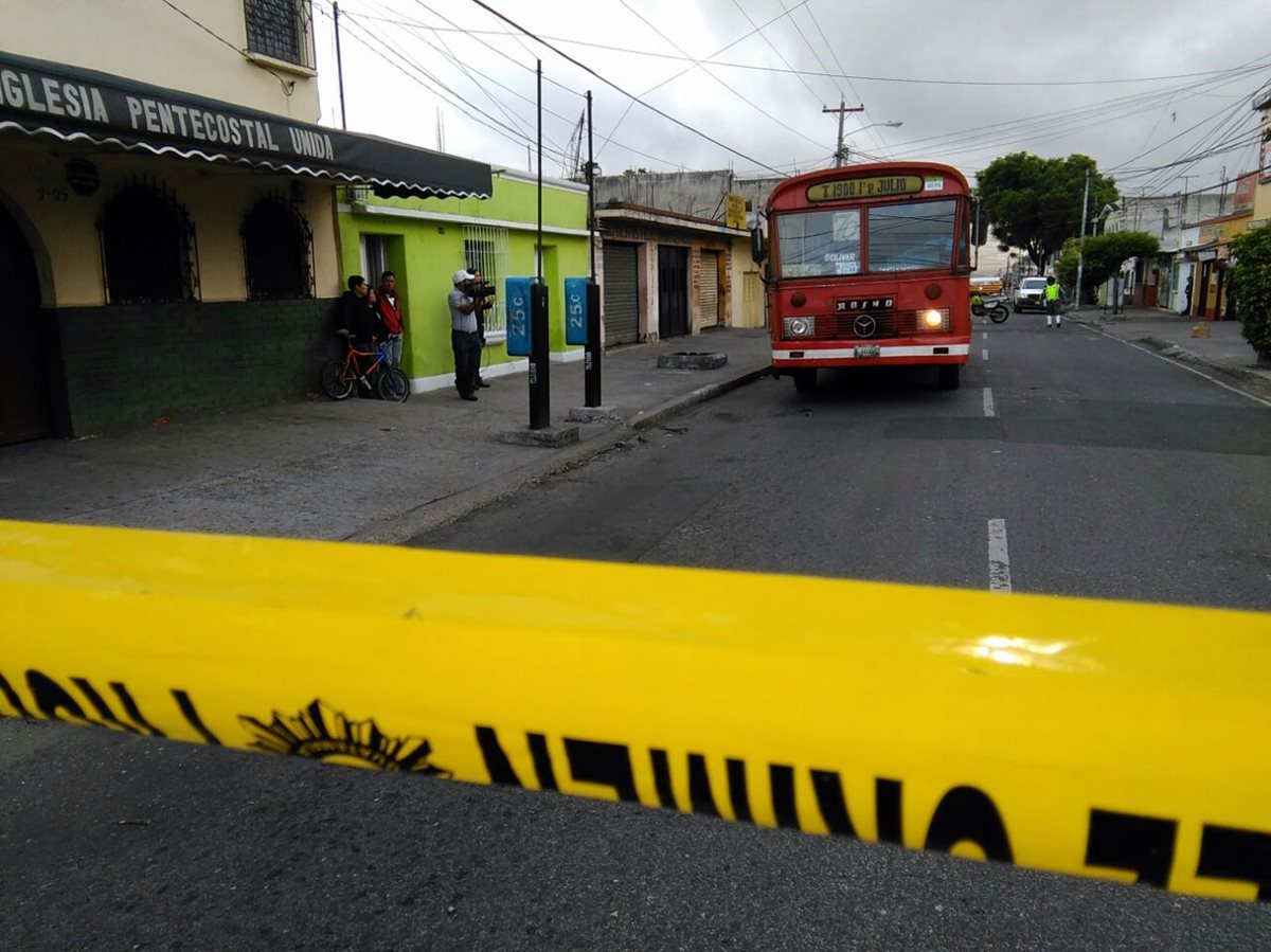 La policía aisla el área donde murió el piloto de un bus de la ruta 70, en la zona 19. (Foto Prensa Libre: Estuardo Paredes)