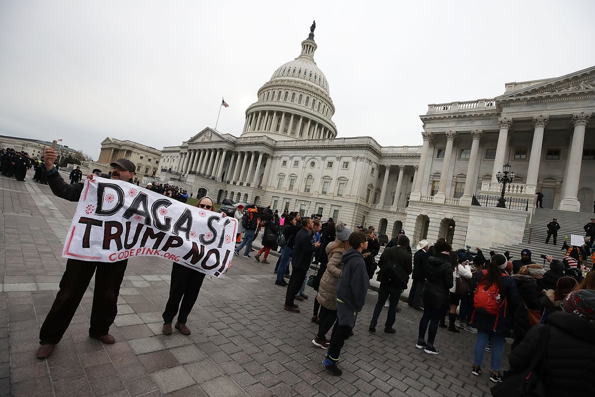 Activistas y soñadores, protestan frente al Senado de EE. UU. Para instar al Congreso a aprobar el programa DACA. (Foto Prensa Libre:AFP).