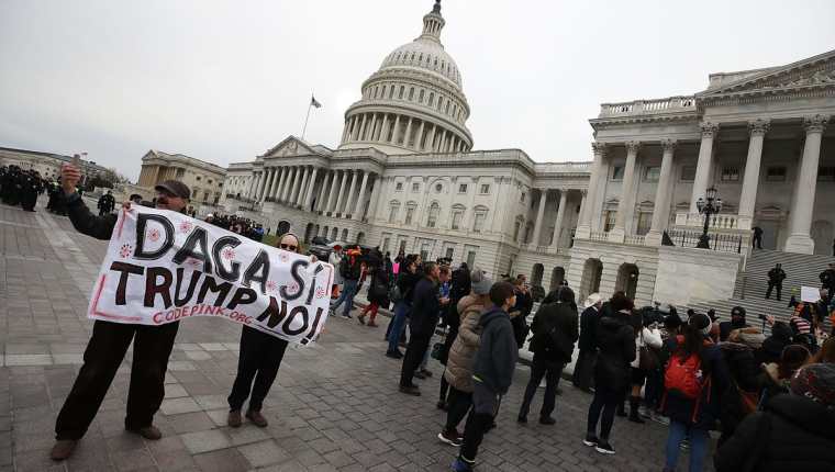 Activistas y soñadores, protestan frente al Senado de EE. UU. Para instar al Congreso a aprobar el programa DACA. (Foto Prensa Libre:AFP).