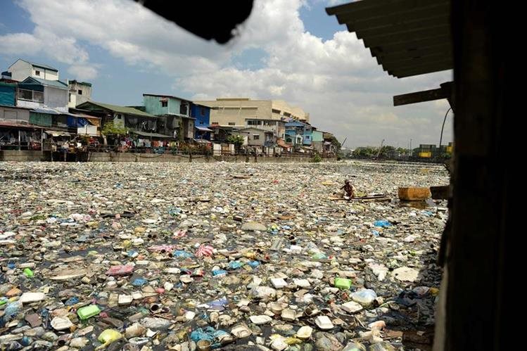 Cuando la basura no se trata adecuadamente contamina los afluentes de agua, como en este río de Filipinas. (Foto Prensa Libre: AFP).