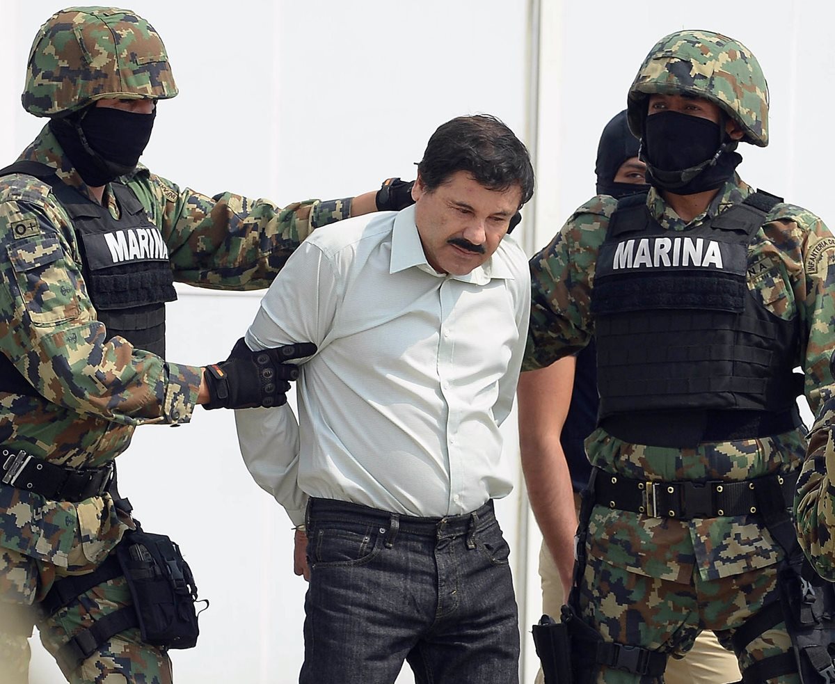 Efectivos de la Marina mexicana conducen al "Chapo", en febrero del 2014. (Foto Prensa Libre: AP)