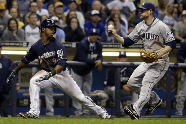 Jean Segura recibe el out del tercera base de los Padres de San Diego Chase Headley. (Foto Prensa Libre: AP)