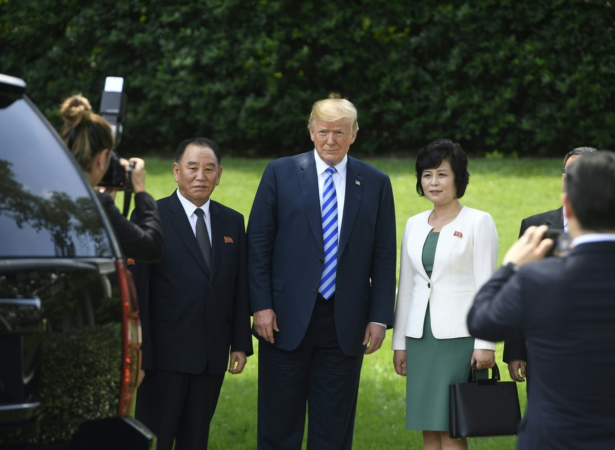 El presidente Donald trump (centro) recibe al enviado de Corea del Norte, Kim Yong Chol. (Foto Prensa Libre: AFP)