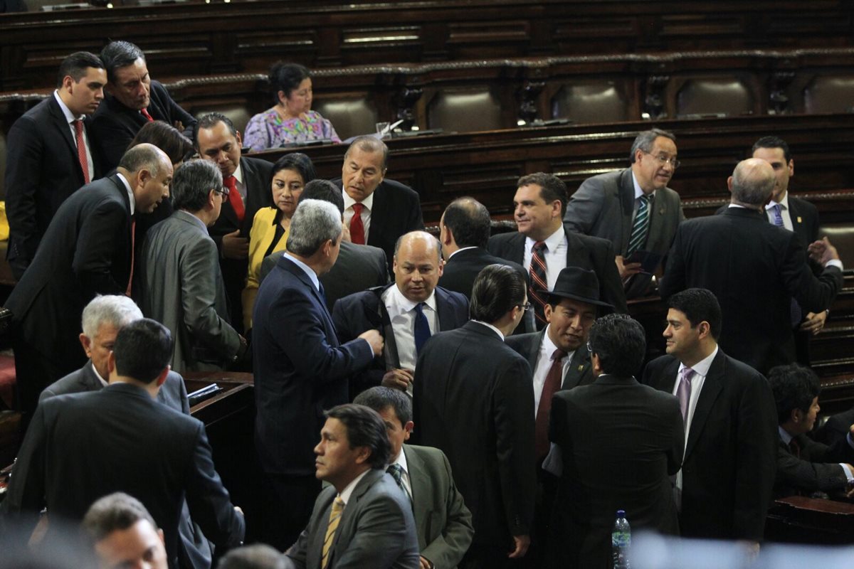 Diputados se reunirán para hacerle enmiendas a la iniciativa de Ley de Tarjetas de Crédito y hoy se suspendió el pleno (Foto Prensa Libre: Esbin García). 