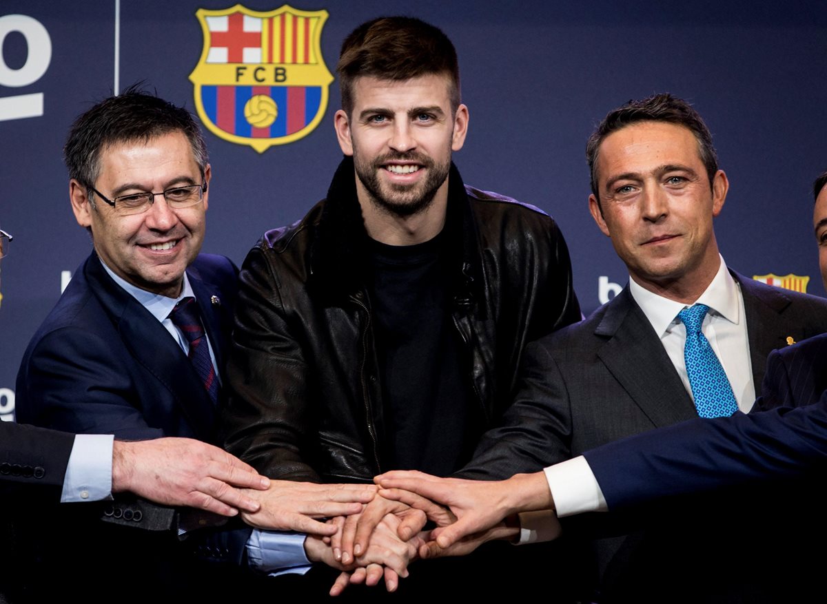 El presidente del FC Barcelona, Josep María Bartomeu y el presidente de Beko, Ali Koç, posan junto a Gerard Piqué en el anunció de patrocinio de la marca al equipo. (Foto Prensa Libre: EFE)