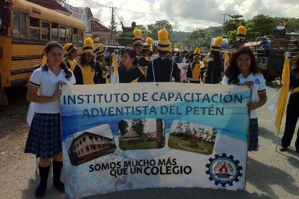 Desfile que se celebró  en Petén.