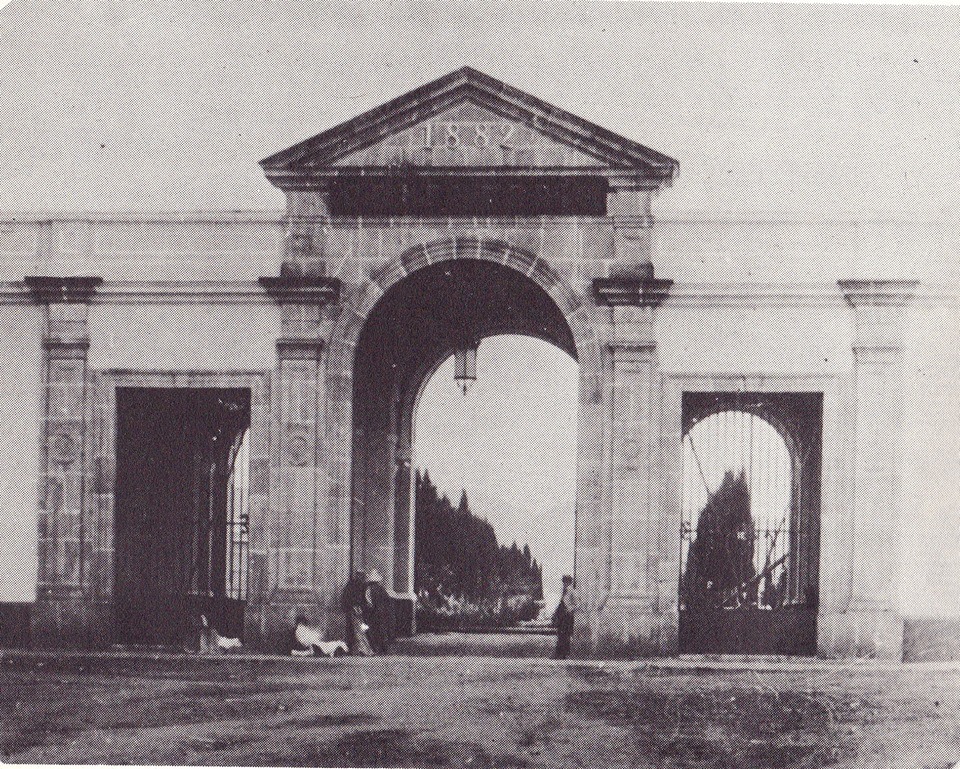 Fachada del Cementerio General de la capital de Guatemala, poco tiempo después de su apertura, en 1882. (Foto Prensa Libre: Cortesía Museo Nacional de Historia de Guatemala).