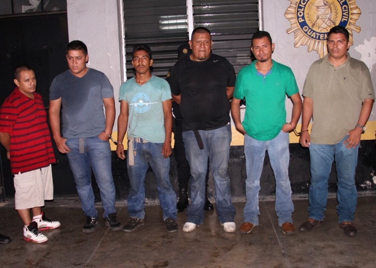 Los seis capturados son sindicados del robo de furgones en Escuintla. (Foto Prensa Libre: Carlos E. Paredes)