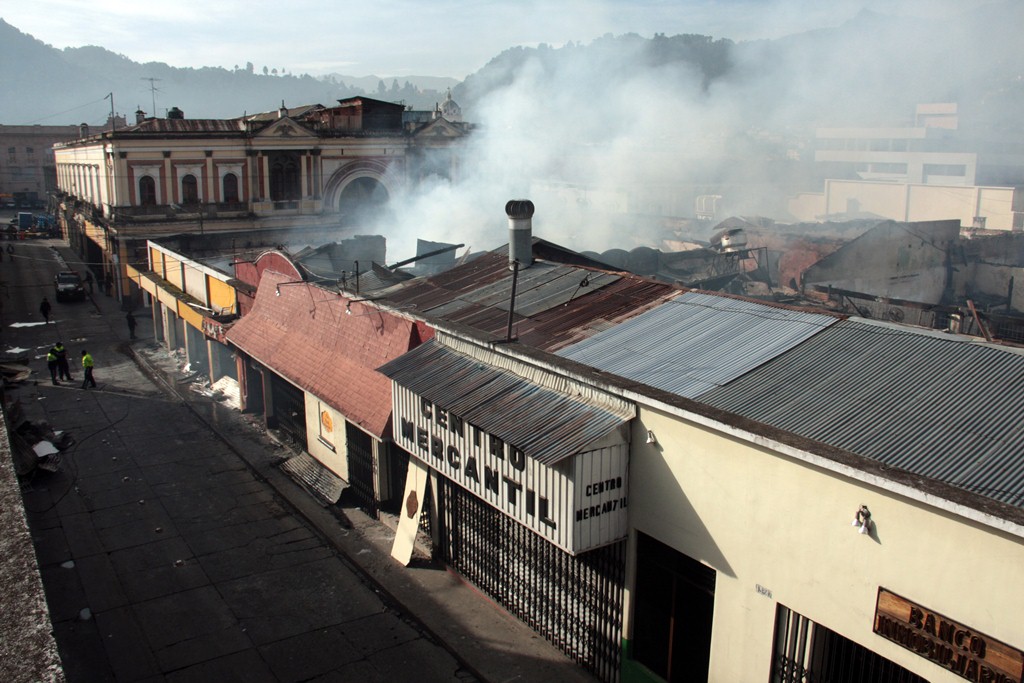 Varios comercios del Centro Histórico de Xela resultaron severamente dañados por el incendio. (Foto Prensa Libre: Carlos Ventura)