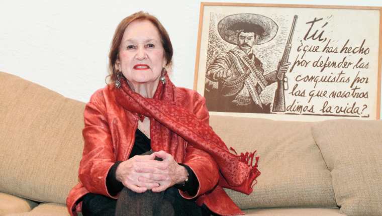 Rina Lazo,  artista plástica guatemalteca, residente en méxico estuvo recientemente en su país. (Foto Prensa Libre: Ángel Elías)