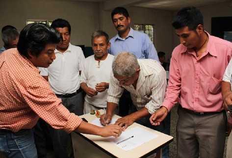 Alcaldes indígenas xincas firman acta que enviarán al presidente Otto Pérez.