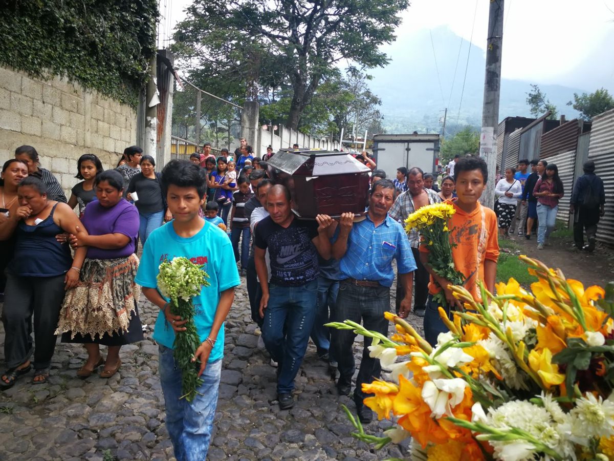 Los restos de Concepción Hernández fueron inhumados en el cementerio de San Pedro Las Huertas, Antigua Guatemala. (Foto Prensa Libre: Óscar García)