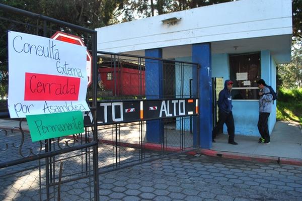 El servicio de consulta externa  del Hospital Regional de Occidente, en Xelajú, permanece cerrado desde ayer. (Foto Prensa Libre: Alejandra Martínez)