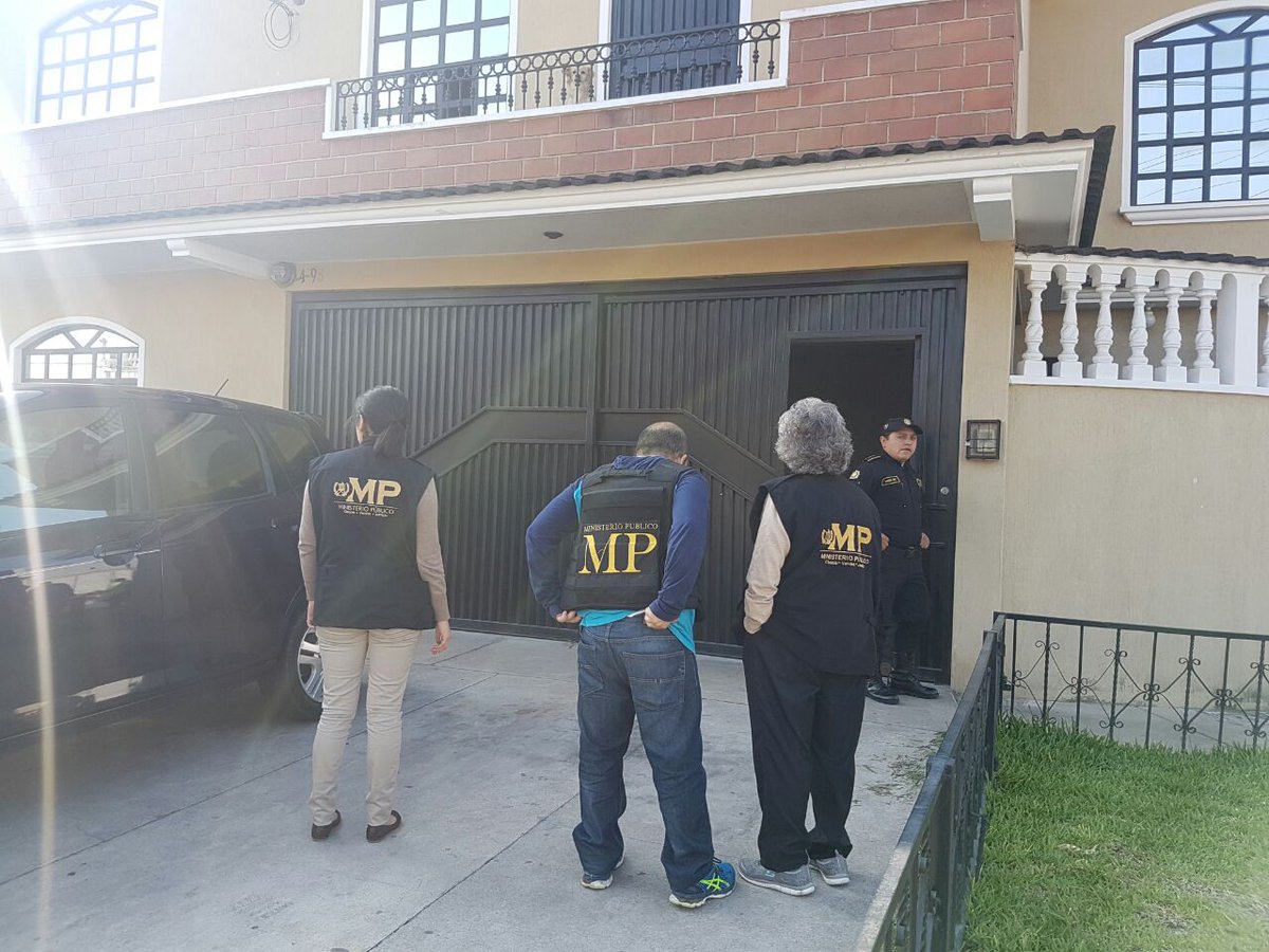 Agentes del MP catean una casa en busca de Jabes Meda Maldonado. (Foto: MP)
