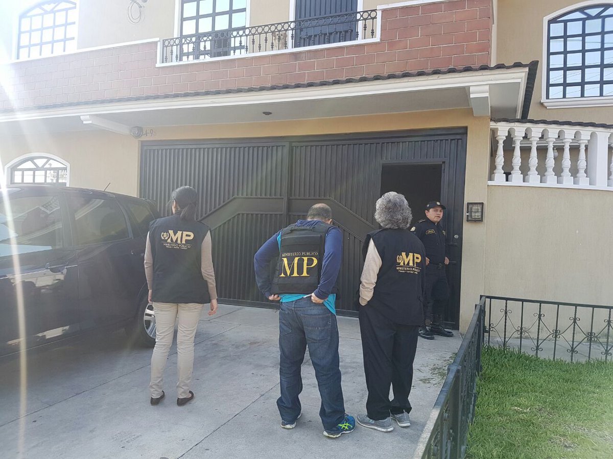 Agentes del MP catean una casa en busca de Jabes Meda Maldonado. (Foto: MP)
