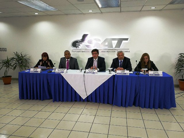 Funcionarios de SAT y Finanzas explican las exoneraciones fiscales. Foto: Urías Gamarro)