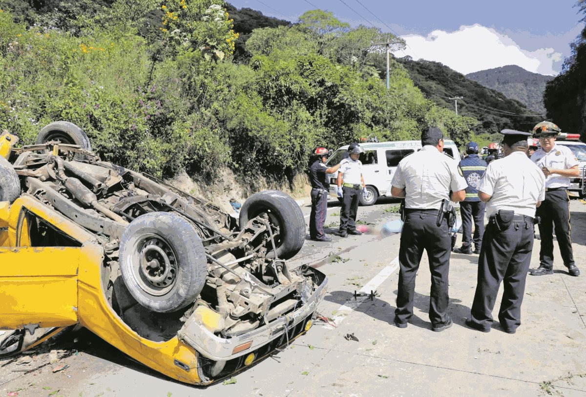 El pasado 23 de noviembre dos personas murieron en un accidente en el km 36 de la Bajada de Las Cañas, Sacatepéquez. (Foto Prensa Libre: Julio Sicán)