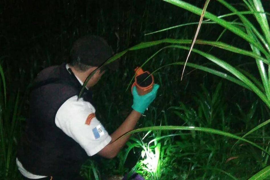Un socorrista muestra el lugar donde fue localizado el cadáver de una mujer en Tactic, Alta Verapaz. (Foto Prensa Libre: Eduardo Sam)