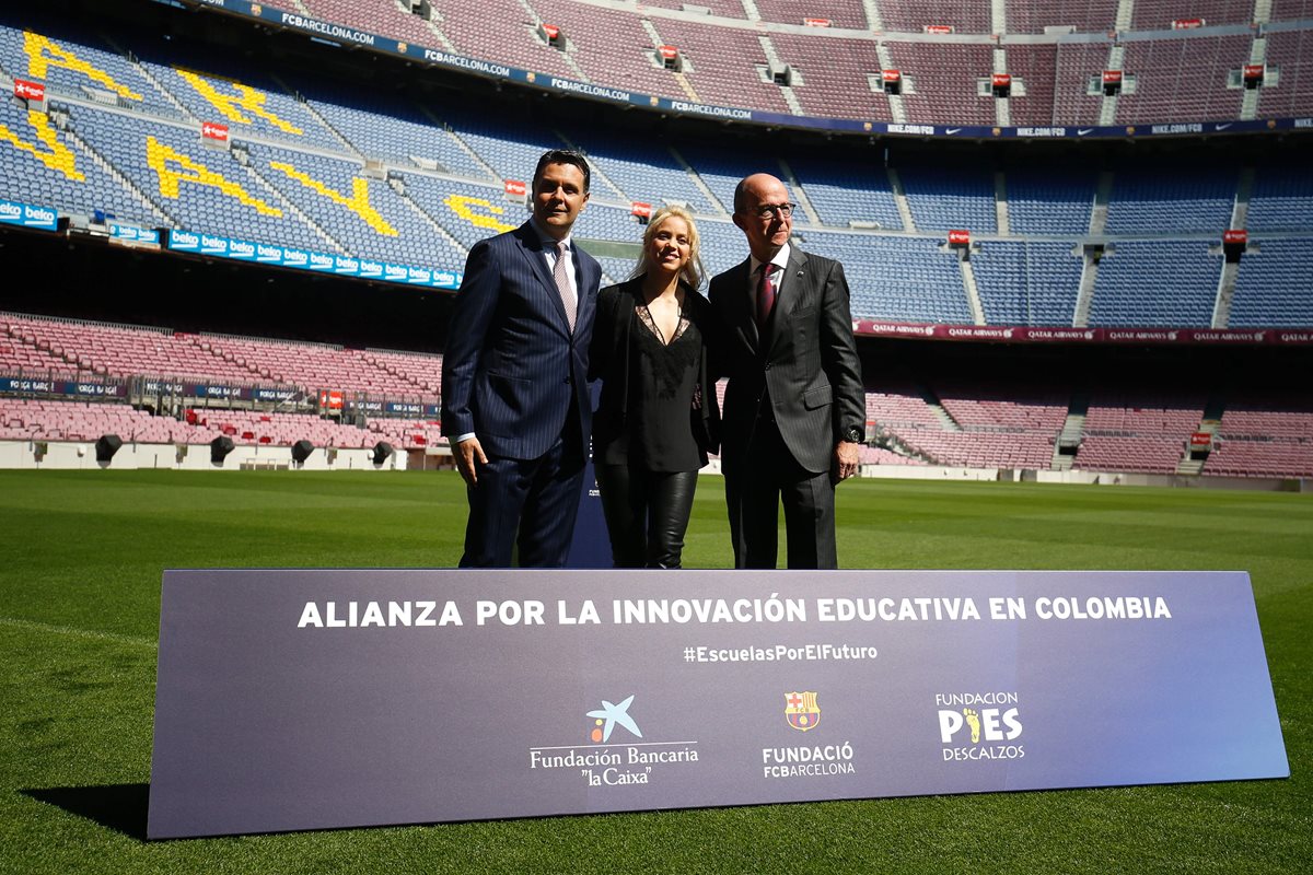 El director de la Fundación Caixa Xavier Bertolin Shakira y el vicepresidente del Barcelona Jordi Cardoner posan luego de dar a conocer el proyecto de construcción de la Escuela. (Foto Prensa Libre: AFP)