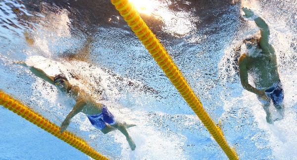 Michael Phelps, izquierda, y Ryan Lochte, en la semifinal de los 200m combinados. (Foto Prensa Libre: AP)