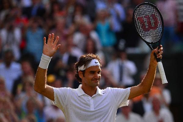 El suizo Roger Federer avanzó a la final de Wimbledon, en donde se enfrentará con Novak Djokovic. (Foto Prensa Libre: AFP)