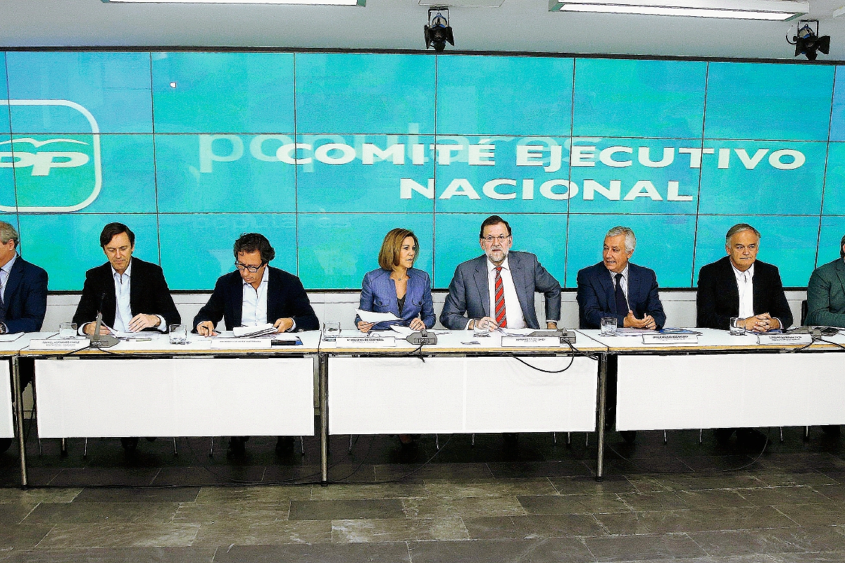 El presidente del Gobierno y del Partido Popular, Mariano Rajoy, (centro), preside la reunión del Comité Ejecutivo Nacional de su partido donde analizarán los resultados de las elecciones autonómicas y locales. (Foto Prensa Libre: EFE).