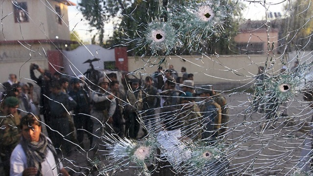 Mueren siete en atentado a consulado paquistaní. (Foto Prensa Libre: AFP)