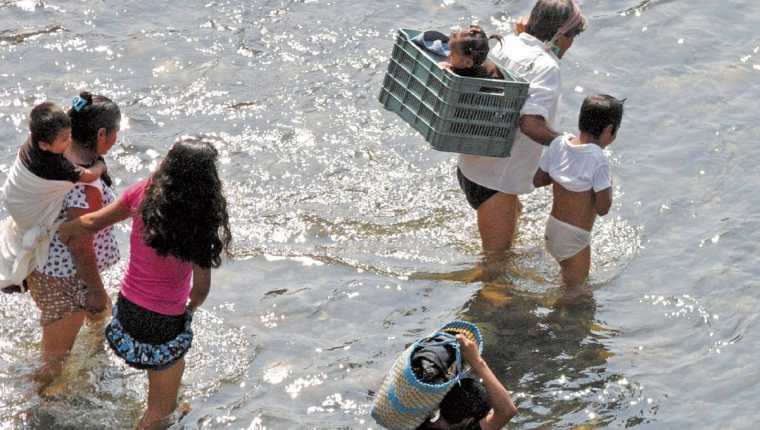 Muchos menores cruzan el río Suchiate, en la frontera entre Guatemala y México, en su viaje hacia Estados Unidos. (Foto Prensa Libre: Édgar O. Girón)