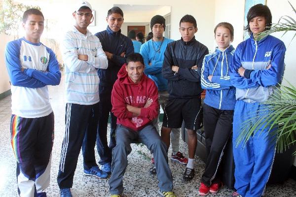 Grupo de marchistas que se entrenará en Quetzaltenango, hasta mediados de febrero, con el polaco Bohdan Bulakowski. (Foto Prensa Libre: Carlos Ventura)