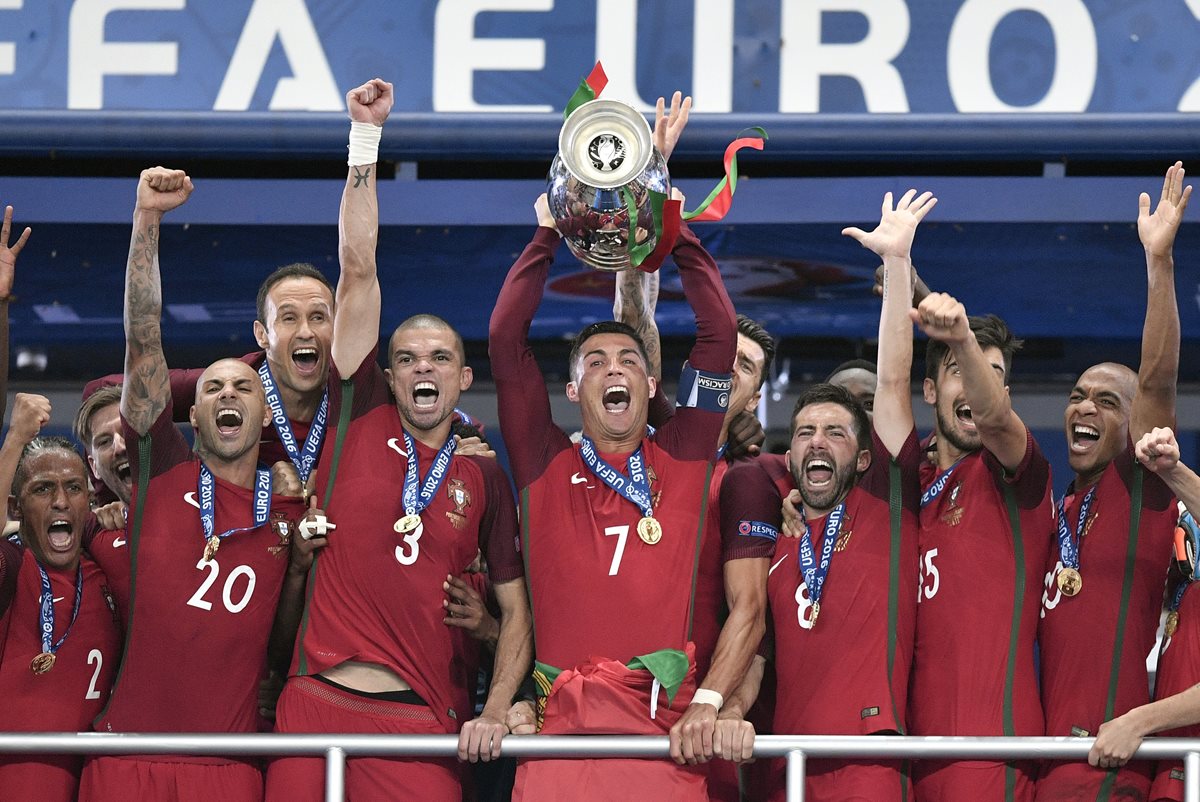 Cristiano con gran alegría levanta el trofeo de la Eurocopa. (Foto Prensa Libre: AP)