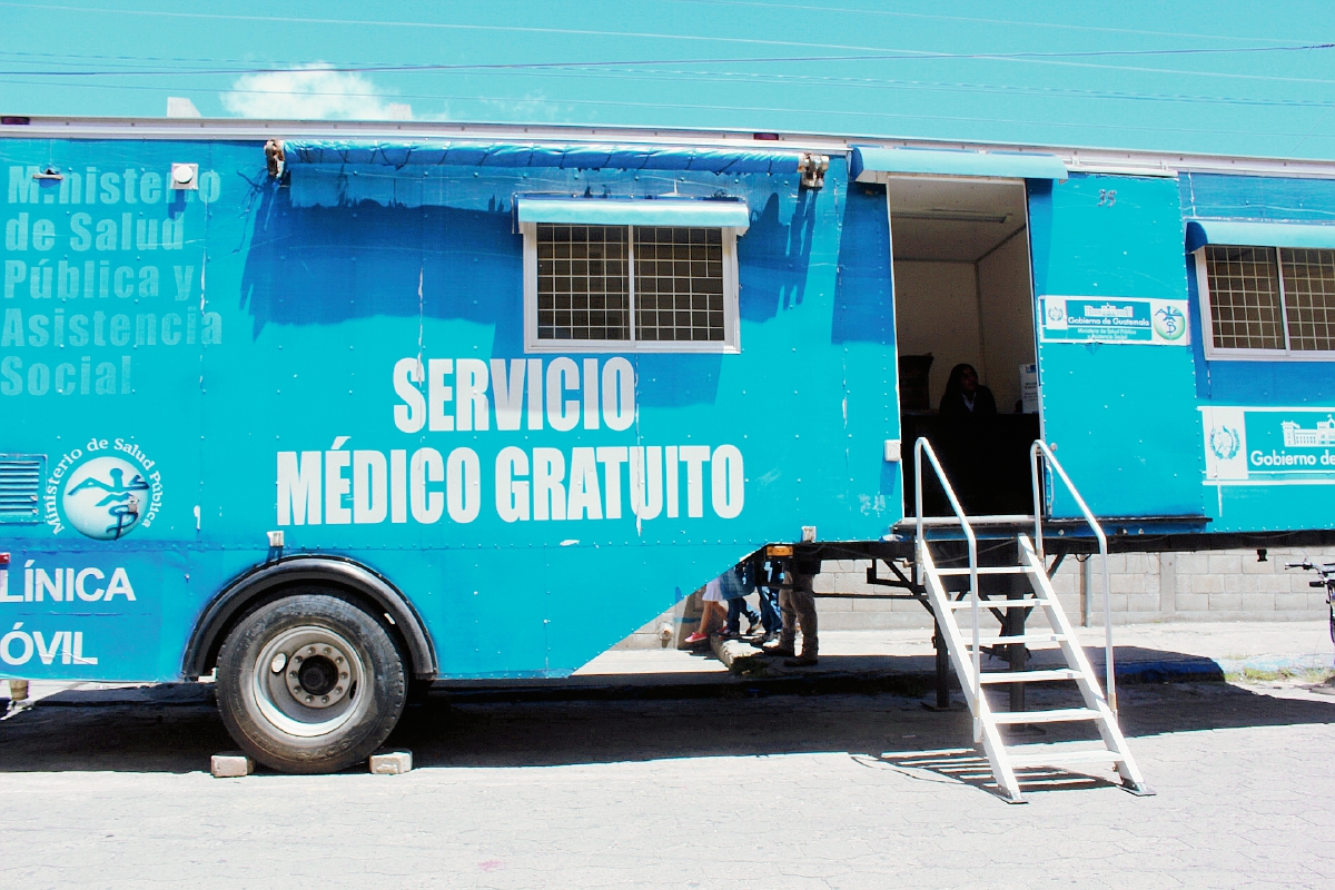 Una clínica  móvil del Ministerio de Salud brinda atención médica a la población en Sololá, durante actividad interinstitucional. (Foto Prensa Libre: Ángel Julajuj)