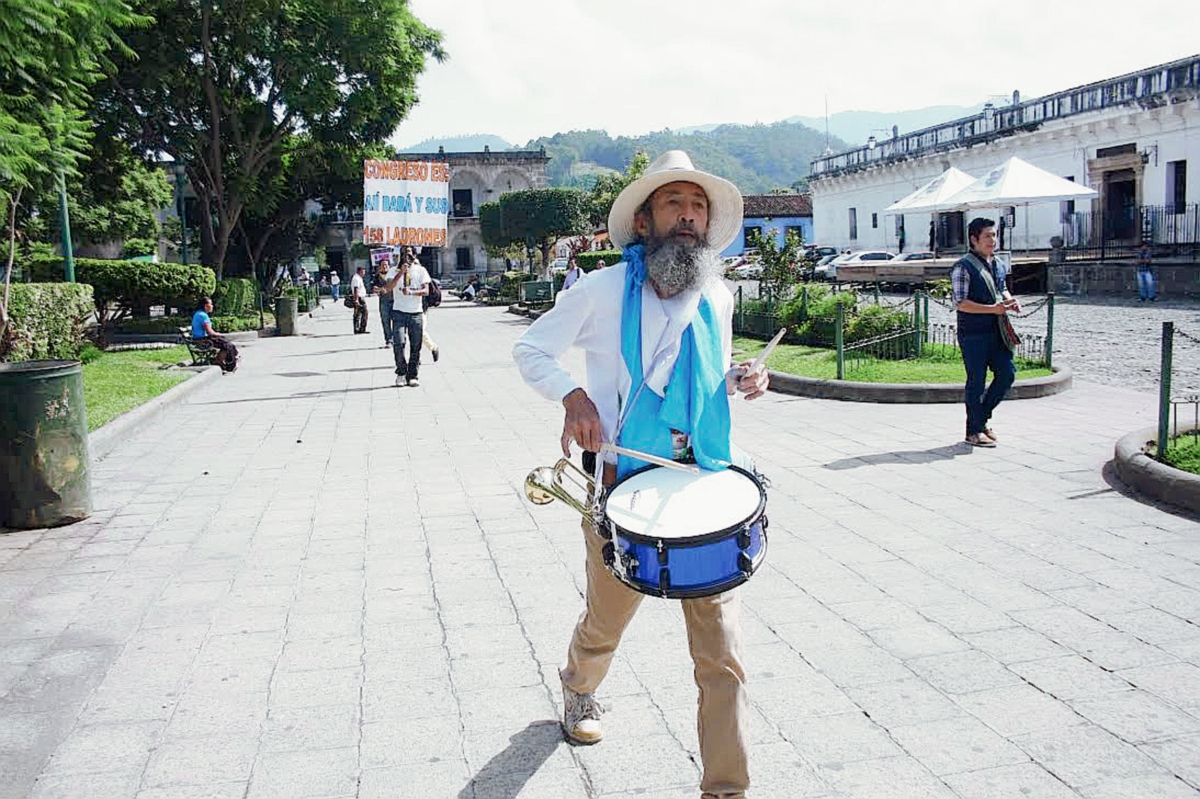 Oswaldo Ochoa a su paso por el parque central de Antigua Guatemala, Sacatepéquez. (Foto Prensa Libre: Renato Melgar)