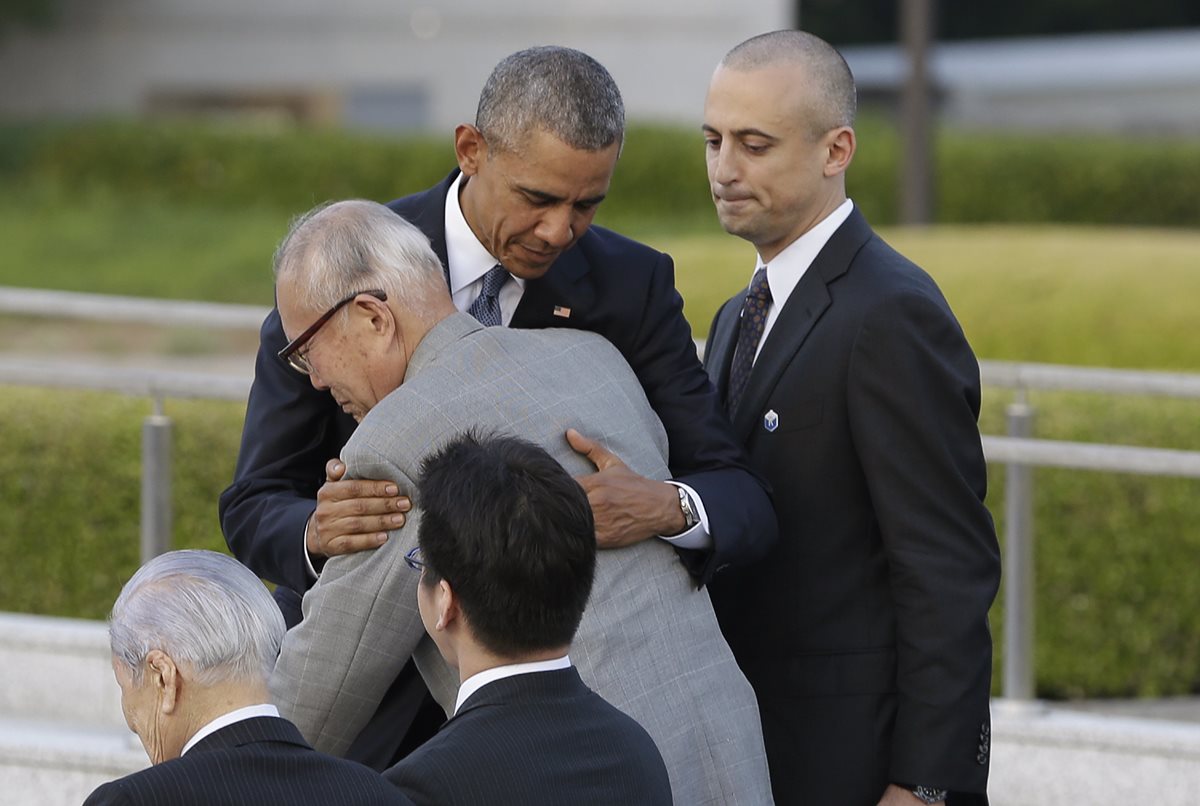 El presidente de EE. UU., Barack Obama, abraza al sobreviviente de Hiroshima, Shigeaki Mori. (Foto Prensa Libre: AP).