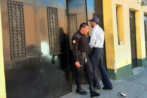 PNC realiza allanamiento en  el Centro Histórico en seguimiento a calcinados en El Naranjo. (Foto Prensa Libre: Estuardo Paredes)