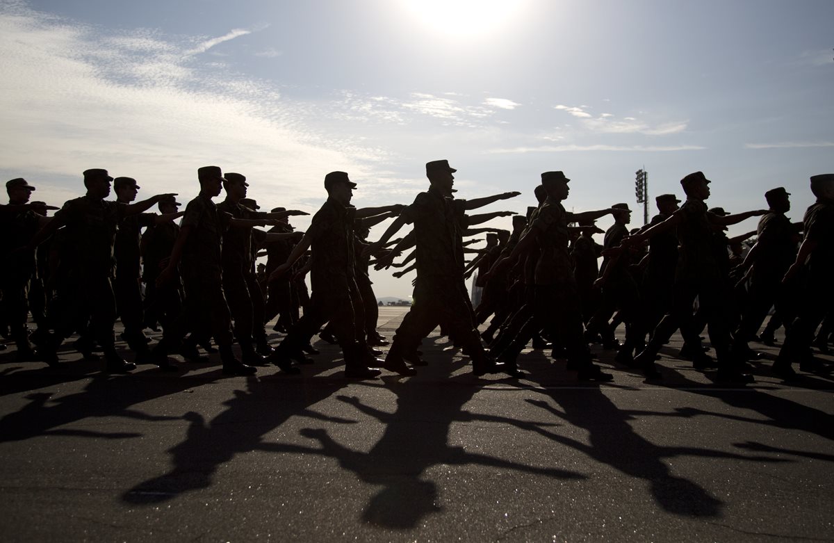 Los agentes circularán discretamente por las instalaciones deportivas, precisó el ministro durante una ceremonia en la base aérea de Galeo. (Foto Prensa Libre: AFP)