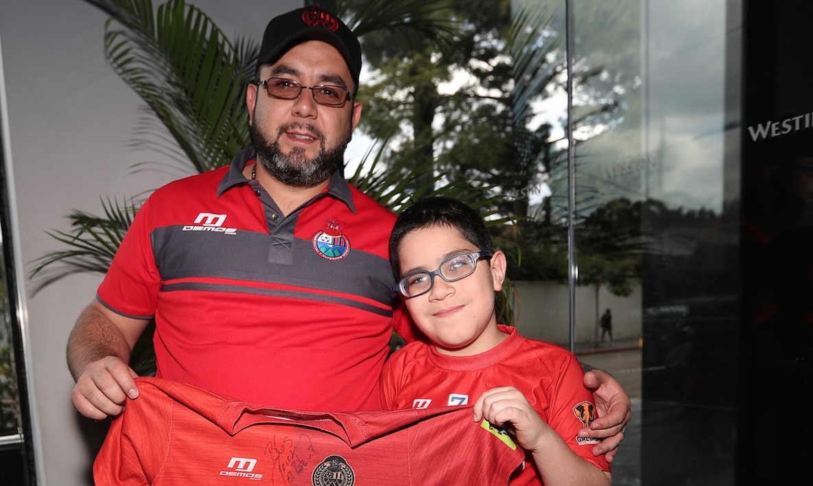 Francisco Javier y Mario Moscoso consiguieron recolectar varios autógrafos de los jugadores de Municipal. (Foto Prensa Libre: Jorge Ovalle).