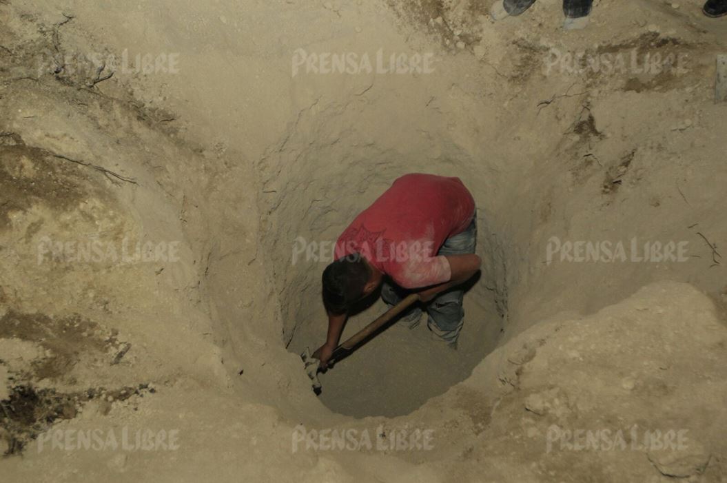 Samuel Morales Herrera pasó toda la noche intentando remover la tierra que cayó sobre su vivienda. (Foto Prensa Libre: Edwin Bercián)
