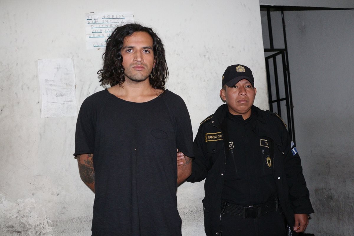 Axel Ernesto Torres Escobar, de 24 años, fue capturado en Antigua Guatemala, Sacatepéquez, sindicado de haber robado una pintura religiosa. (Foto Prensa Libre: PNC)