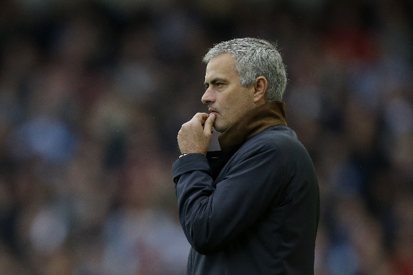 José Mourinho está presionado por los malos resultados con el Chelsea en la liga inglesa y de copa. (Foto Prensa Libre: AP)