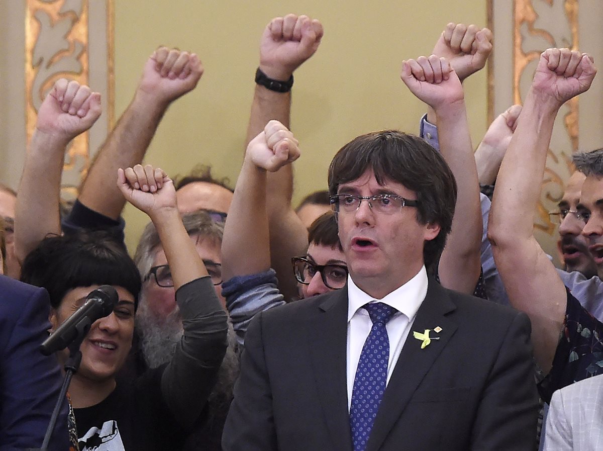 Carles Puigdemont decidió no intervenir en la sesión del parlamento en la que se declaró la independencia. (Foto Prensa Libre: AFP)