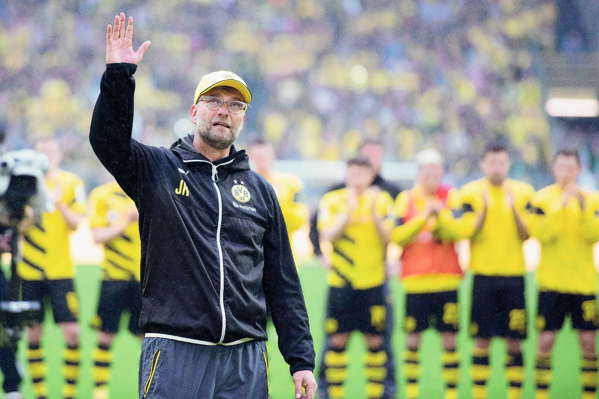 Jürgen Klopp se despide de la afición del Borussia Dortmundo. (Foto Prensa Libre: EFE)