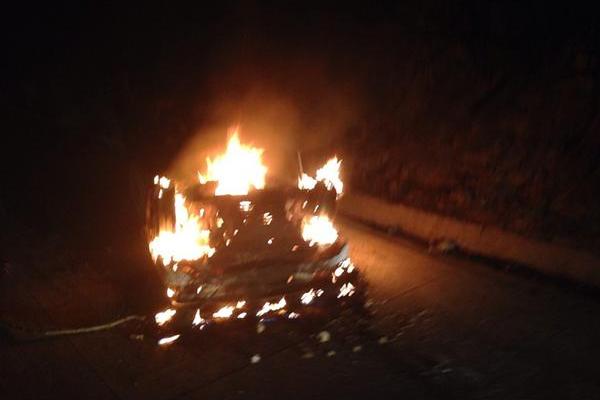 Una turba de pobladores incendió una autopatrulla al no logar rescatar a supuestos delincuentes para hacer justicia por sus propias manos. (Foto Prensa Libre: @AmmyEli)