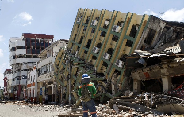 Varios edificios resultaron destruidos en Ecuador. (EFE)