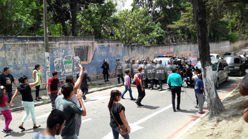 Agentes antimotines de la PNC dispersan a pobladores de la colonia Primero de Julio, en Mixco. (Foto Prensa Libre: Érick Ávila)